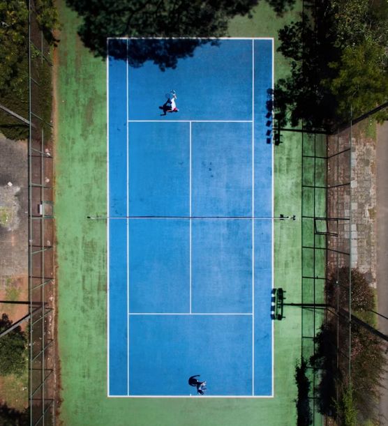 Vista aérea de dos jugadores en una cancha de pádel