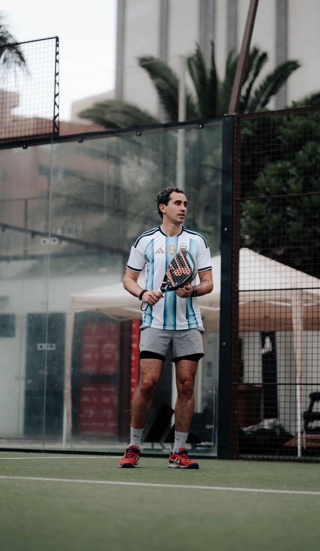 Gabriel Pizarro sonriendo en la cancha de pádel