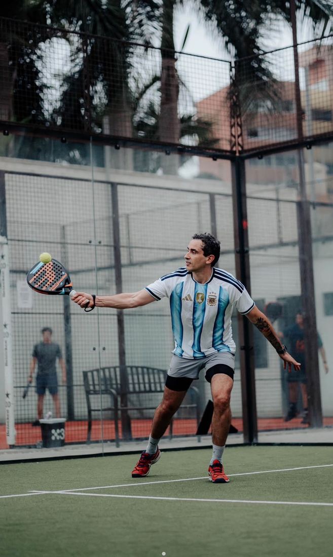 Gabriel Pizarro jugando una derecha de pádel